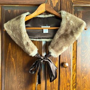 Tie on satin-fur collar